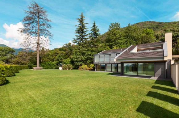 Trouver de bons artisans pour construire une villa avec jardin - Le Plan-de-la-Tour - Agence Immobilière Julien Durbano