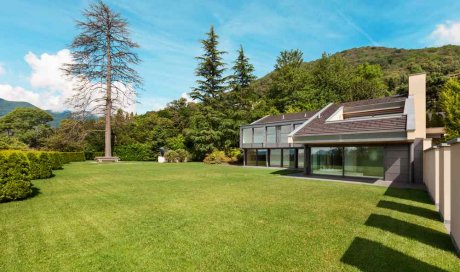 Trouver de bons artisans pour construire une villa avec jardin - Le Plan-de-la-Tour - Agence Immobilière Julien Durbano